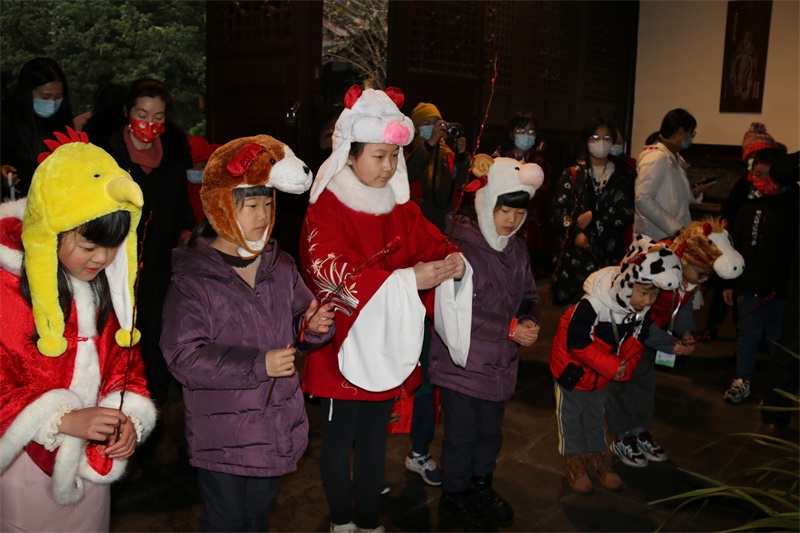 2月7日，“人日福娃”志愿者祭拜杜甫爷爷，并为观众送福.jpg